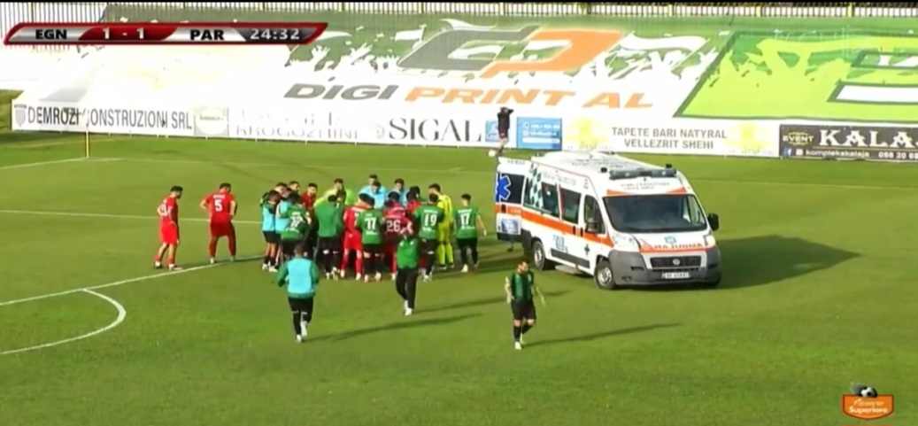 Piłkarz zasłabł na boisku i zmarł! Wstrząsające zdarzenie w lidze albańskiej [WIDEO]