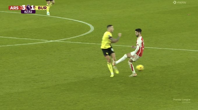 Brutalny atak piłkarza Arsenalu! "Kanonierzy" dowieźli zwycięstwo, grając w osłabieniu [WIDEO]
