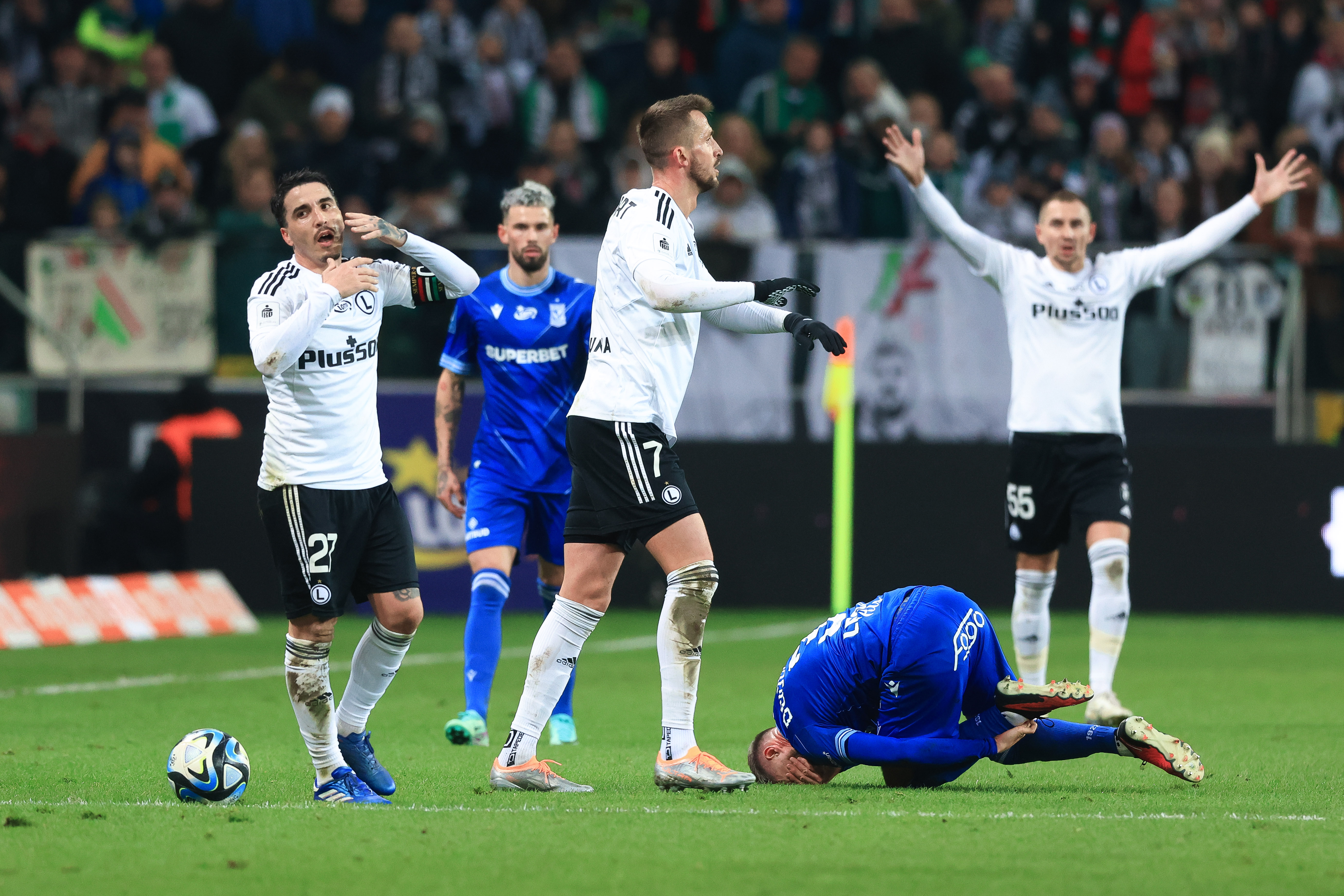 Oceny po meczu Legia - Lech! Oni najbardziej zawiedli, kibice gości mogli się wściekać. "Najgorsza wersja"