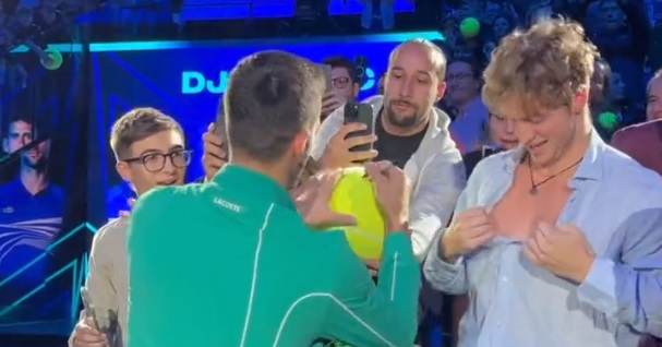 Kibic poprosił Djokovicia o autograf w nietypowym miejscu. Serb postanowił złożyć podpis [WIDEO]