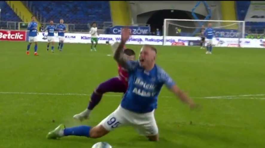 Żenująca "symulka" w Ekstraklasie. Sędzia ukarał nurkującego napastnika Ruchu [WIDEO]