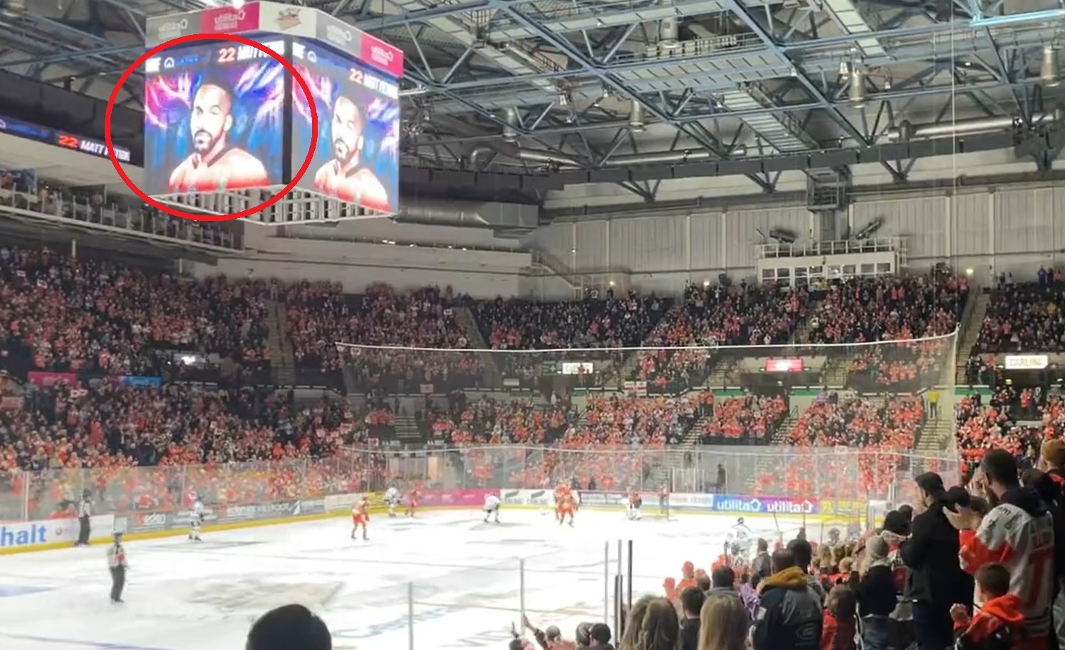 Opuścił mecz po śmiertelnym zderzeniu z tragicznie zmarłym hokeistą. Tak zareagowali kibice [WIDEO]