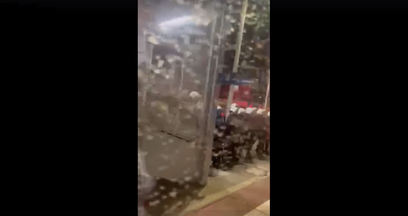 Kibice Lecha oskarżają policję po meczu z Legią. "Zaglądanie w majtki kobietom, mężczyznom, dzieciom"