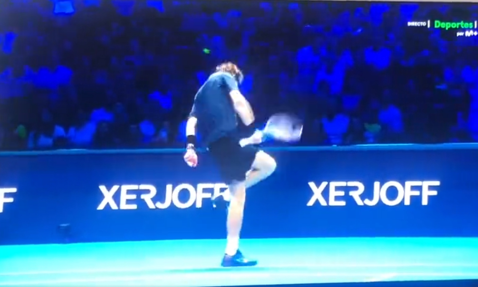 Dziwne sceny podczas turnieju ATP Finals. Czołowy tenisista nagle oszalał, zaczął uderzać się rakietą [WIDEO]