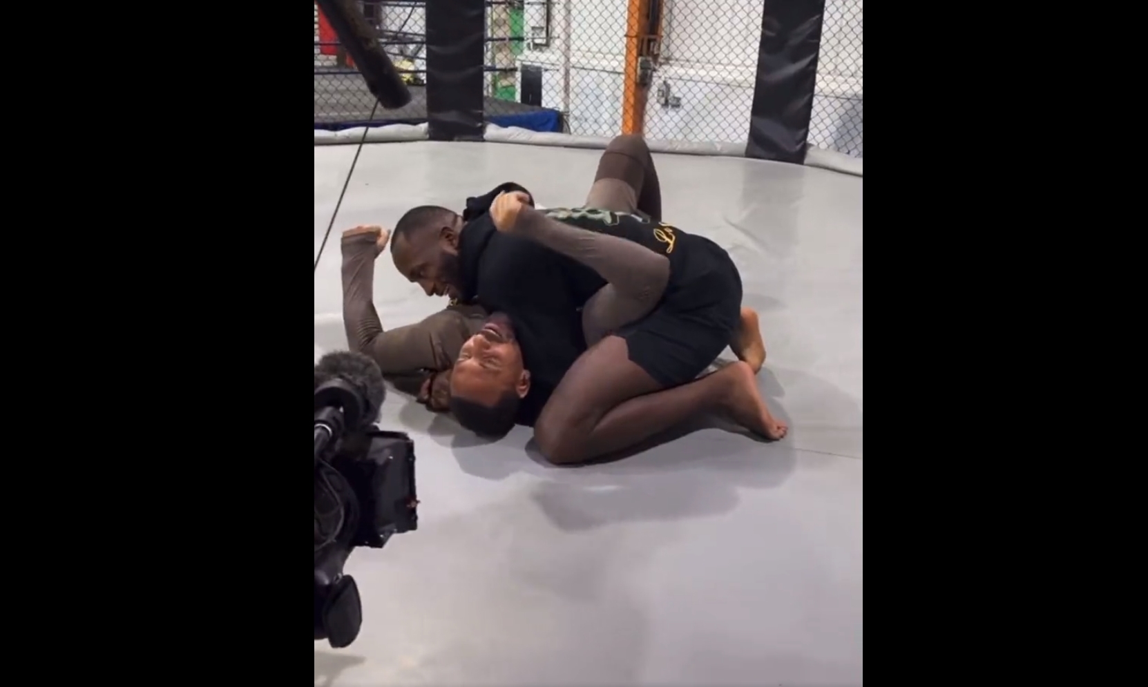 Rio Ferdinand sprawdził się w MMA. Legenda futbolu została przygwożdżona przez gwiazdę UFC [WIDEO]