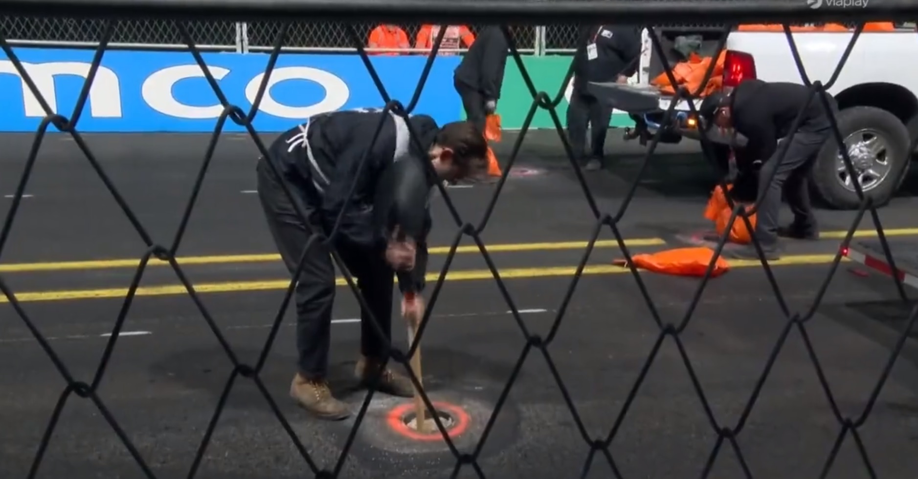 Kompromitacja organizatorów przed GP USA! Pokrywa studzienki uszkodziła auto Ferrari, kuriozalne sceny [WIDEO]
