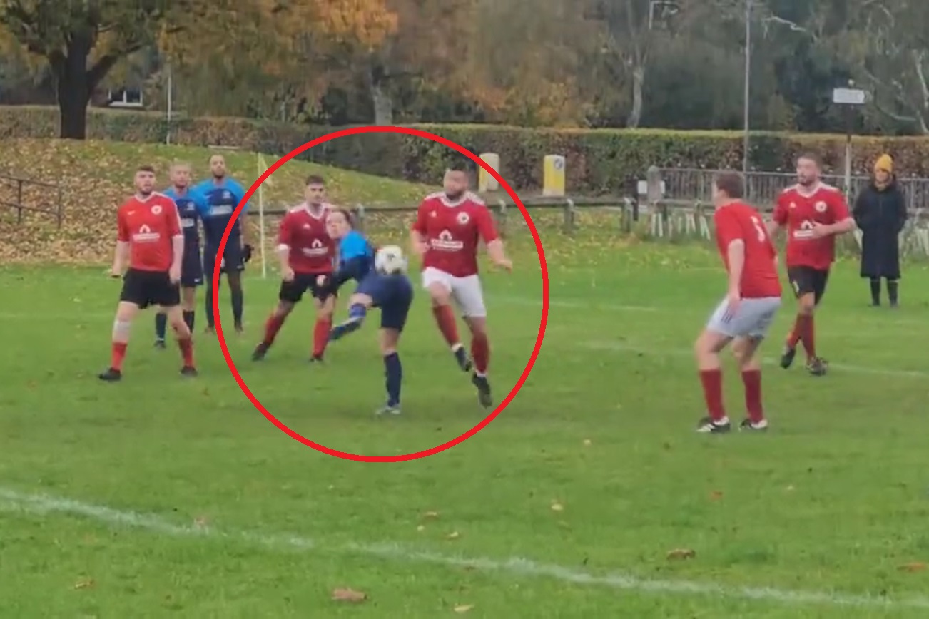 Niewiarygodna bramka w amatorskich rozgrywkach. Złożył się do strzału niczym Ibrahimović [WIDEO]