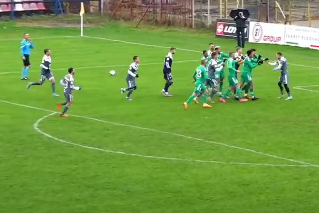 Kolosalna awantura w spotkaniu ekstraklasowego klubu. Sędzia musiał zakończyć mecz przed czasem [WIDEO]