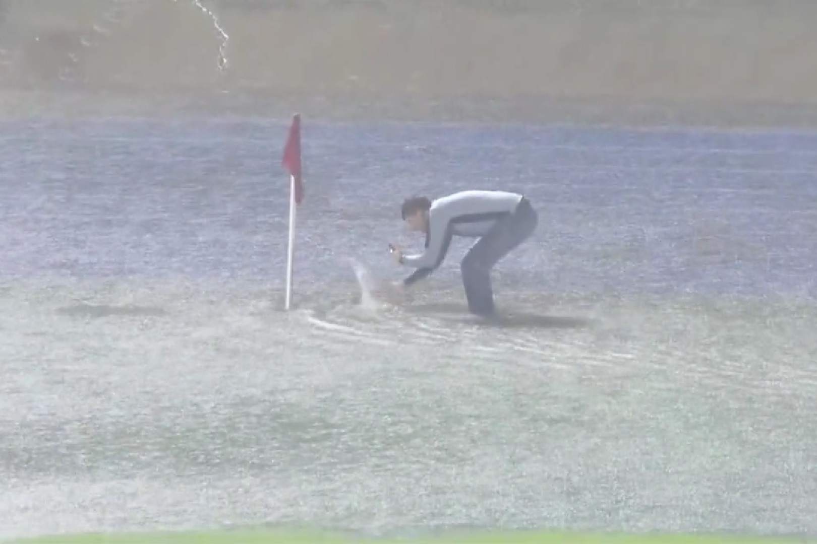 Stadion zamienił się w... basen. Niewiarygodne sceny w trakcie eliminacji. Mecz został odwołany [WIDEO]