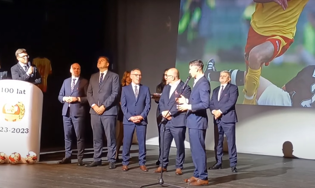 "Wszystko co osiągnąłem to też dzięki temu klubowi". Piękne słowa Lewandowskiego na jubileuszu Znicza Pruszków