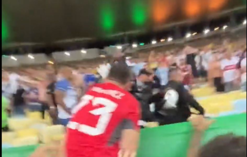 Piłkarz próbował walczyć z policją, zamieszki na trybunach! Skandal przed meczem Brazylia - Argentyna [WIDEO]