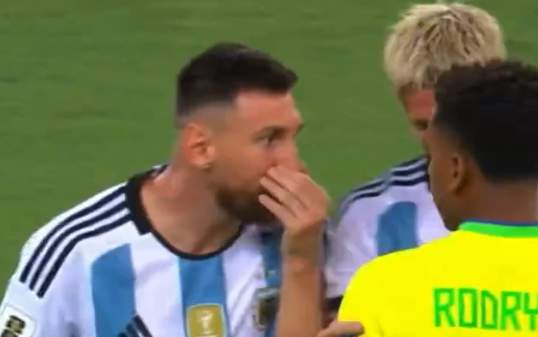 Spięcie na linii Rodrygo - Leo Messi. Wychwycono ich dialog. "Zamknij usta, dzieciaku!"