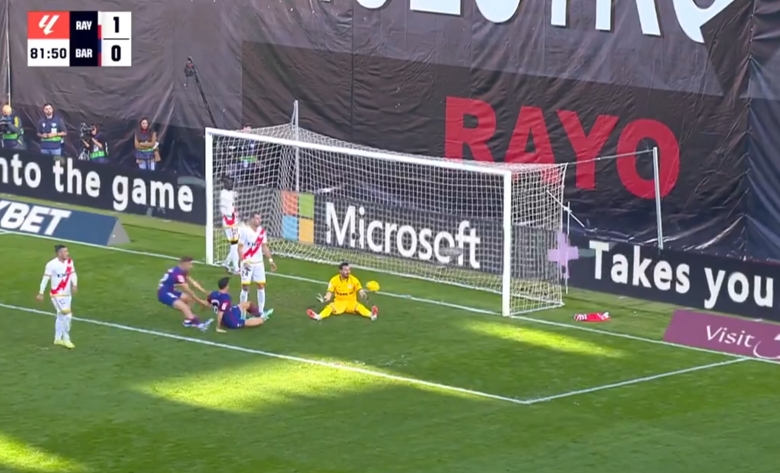 FC Barcelona o włos od sensacyjnej porażki! Uratował ją samobój, Lewandowski przyczynił się do gola [WIDEO]