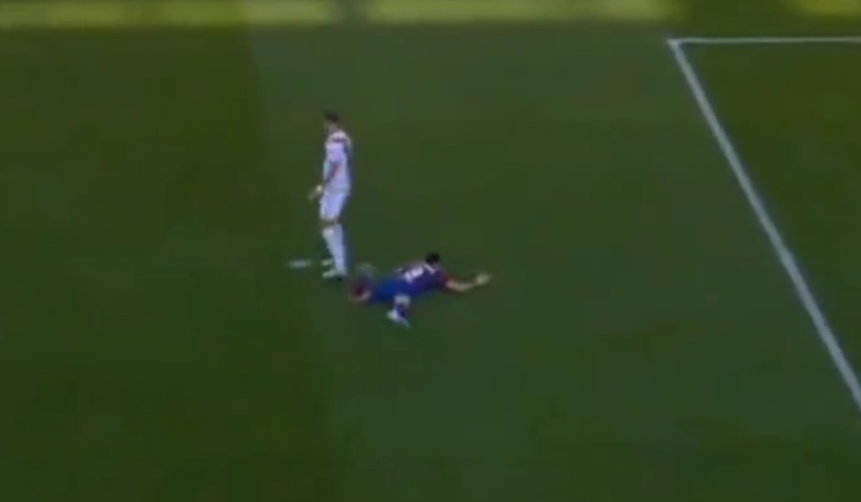Robert Lewandowski powalony w polu karnym, sędziowie niczego nie zauważyli! Chwyt rodem z MMA [WIDEO]