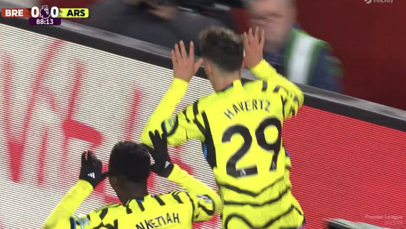 Arsenal nowym liderem Premier League! Fatalne kiksy Ramsdale'a i gol w samej końcówce [WIDEO]