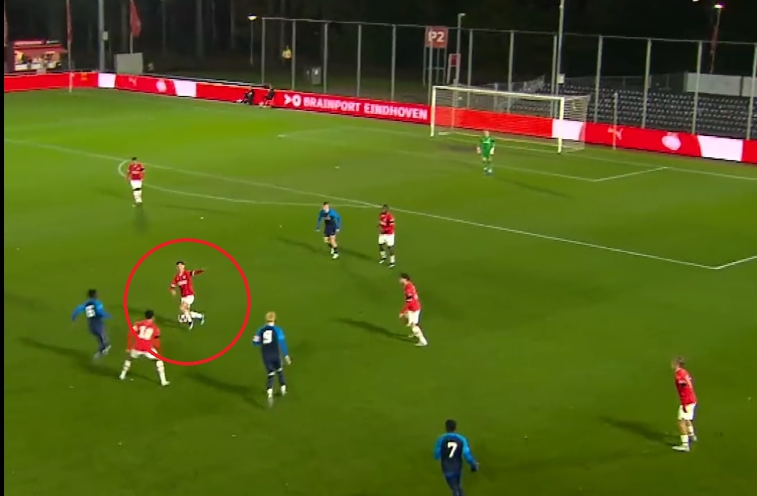 Spędził na boisku tylko 14 sekund. Kuriozalne zagranie, sędzia musiał wyrzucić go z boiska [WIDEO] 