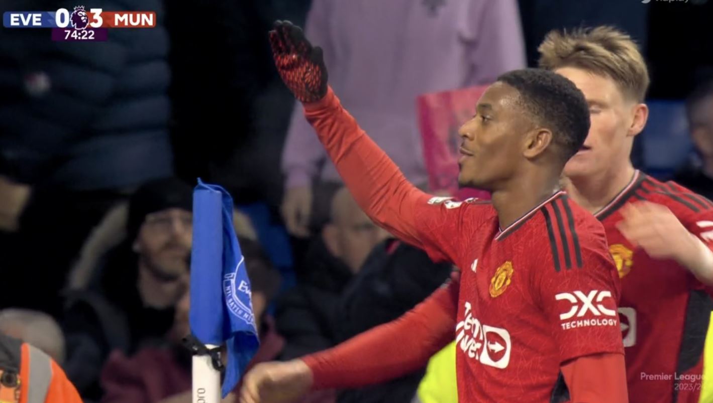 Manchester United wreszcie odzyskał blask. Cudowna przewrotka Garnacho, Mainoo uratował Onanę [WIDEO]