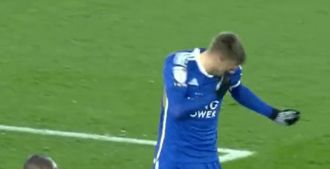 Jamie Vardy uderzył się pięścią w twarz. Ogromna frustracja po zmarnowanej szansie [WIDEO]