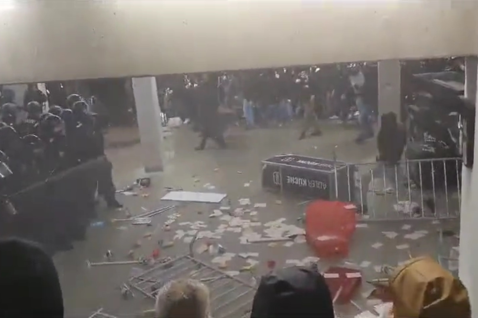 Kibice starli się z policjantami. Kolosalna bijatyka przed meczem Bundesligi [WIDEO]