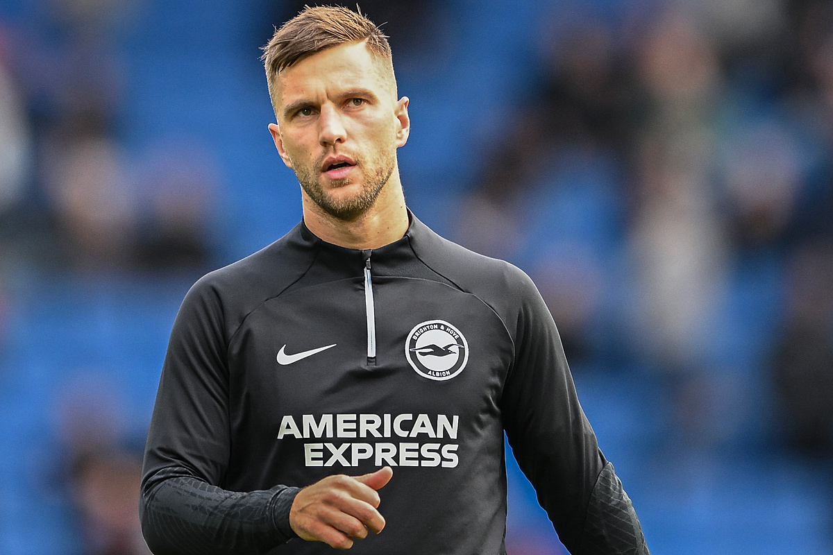 Rzucił kibicowi koszulkę, teraz... prosi o jej zwrot. Zaskakujące tłumaczenia zawodnika Premier League