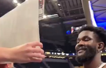 Piękny gest gwiazdora drużyny NBA. Spełnił marzenie fana i wręczył mu nietypowy prezent [WIDEO]