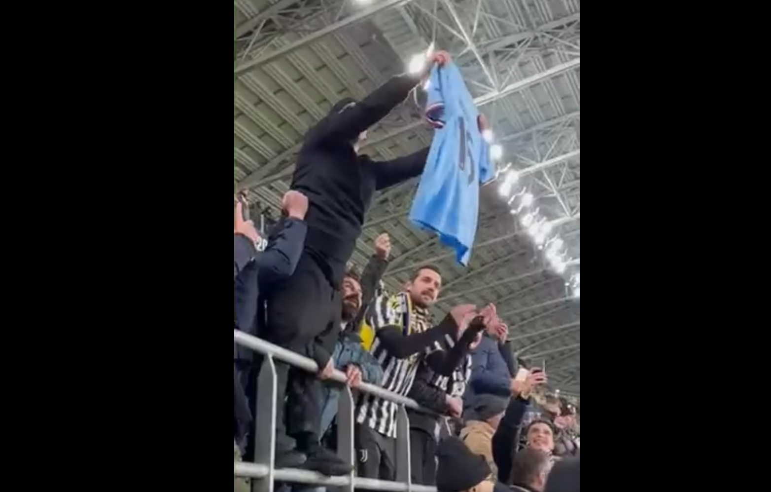 Kibic Juventusu zadrwił z Interu Mediolan. Tak zachował się na stadionie [WIDEO]