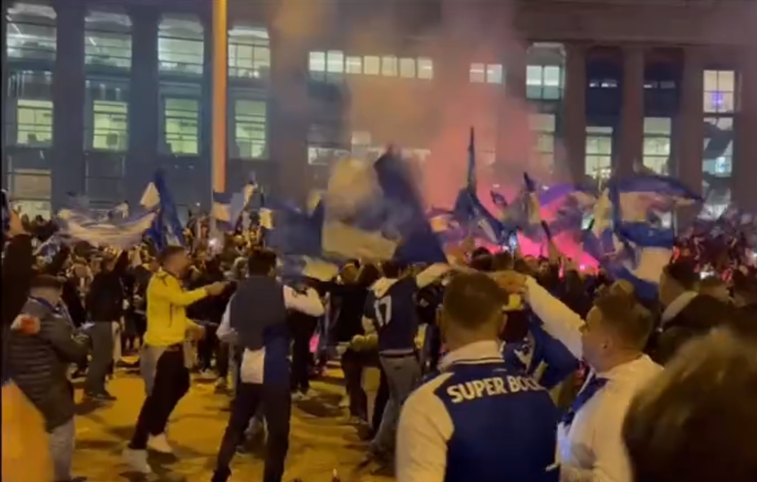 Co za sceny przed meczem Ligi Mistrzów. Kibice zalali Barcelonę, emocje nie tylko na boisku [WIDEO]