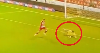 Kuriozalny gol w Anglii, polski bramkarz kompletnie stracił głowę! Wielki prezent w doliczonym czasie [WIDEO]