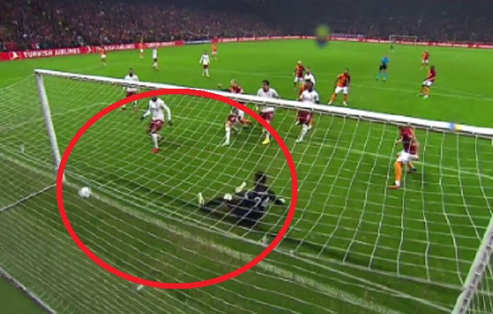 Karygodne błędy Onany pogrążyły Manchester United! Anglicy jedną nogą poza LM, szaleństwo w Stambule [WIDEO]