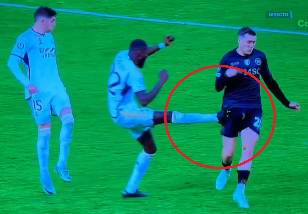Piotr Zieliński kontuzjowany! Polak zwijał się z bólu po brutalnym ataku zawodnika Realu Madryt [WIDEO]