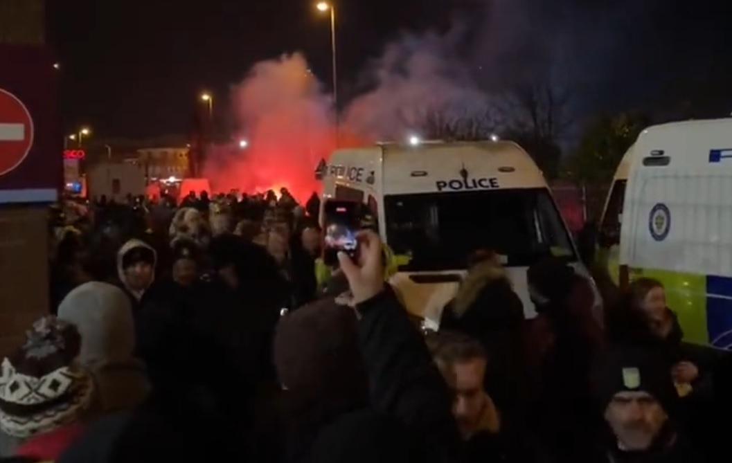 Awantura pod stadionem Aston Villi! Zamknięto bramy przed kibicami Legii Warszawa [WIDEO]