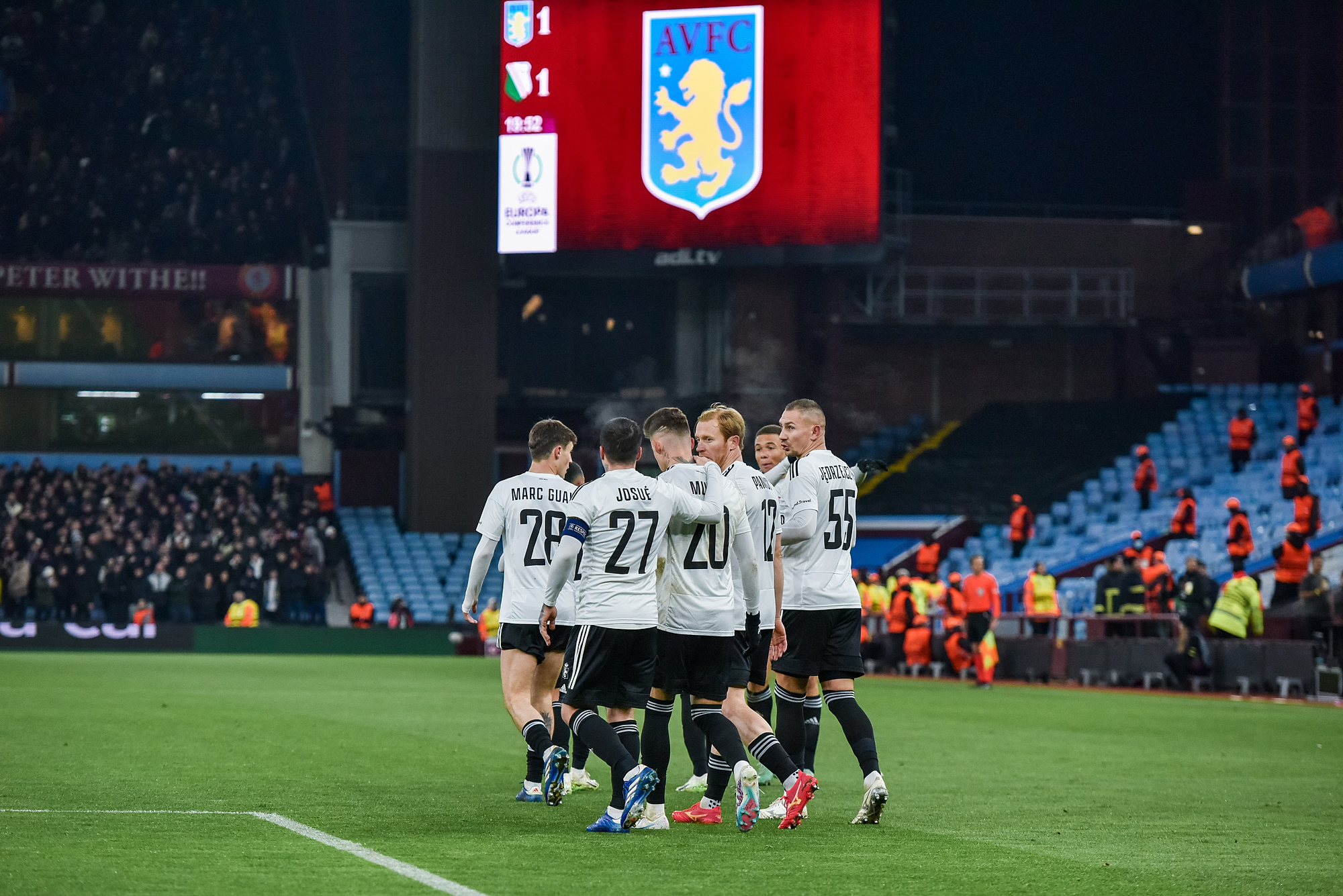 "Niedopuszczalna przemoc". UEFA zareagowała na zamieszki przed meczem Legii Warszawa