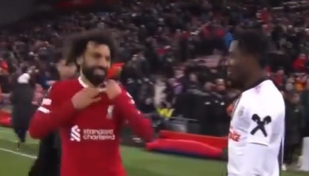 Salah rozchwytywany przez... piłkarzy drużyny przeciwnej. Niecodzienna sytuacja z udziałem Egipcjanina [WIDEO]
