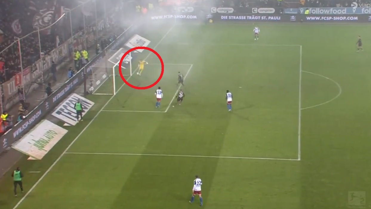 Absurdalny samobój bramkarza HSV! Zapakował piłkę pod poprzeczkę swojej bramki [WIDEO]