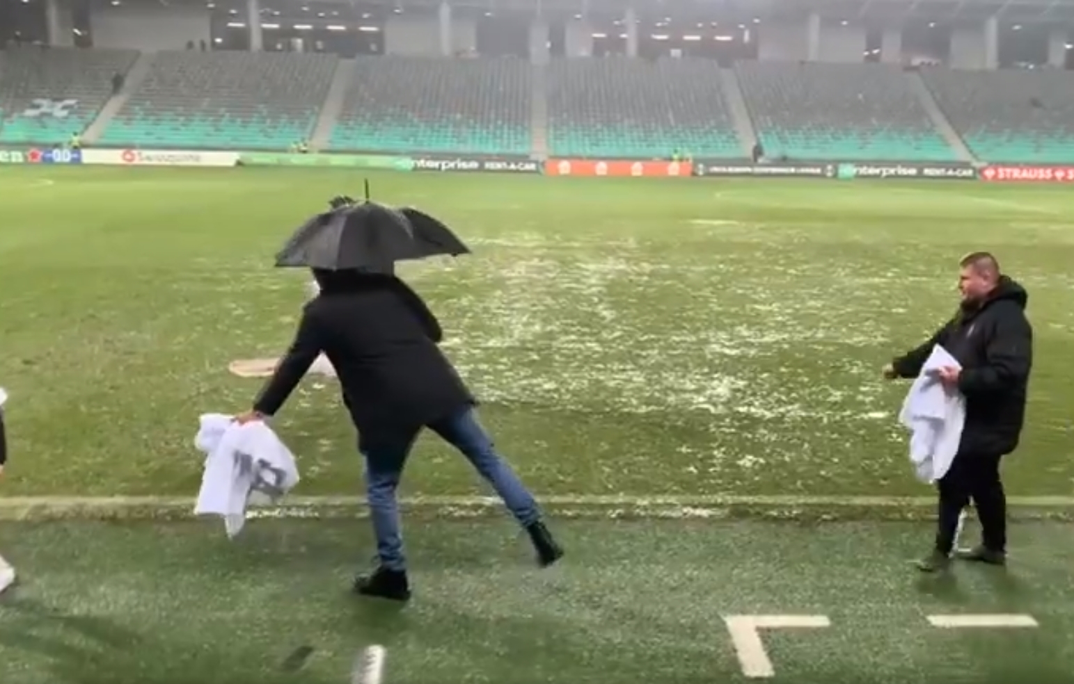 Kuriozalne obrazki przed meczem znanego klubu. W ten sposób osuszano boisko [WIDEO]
