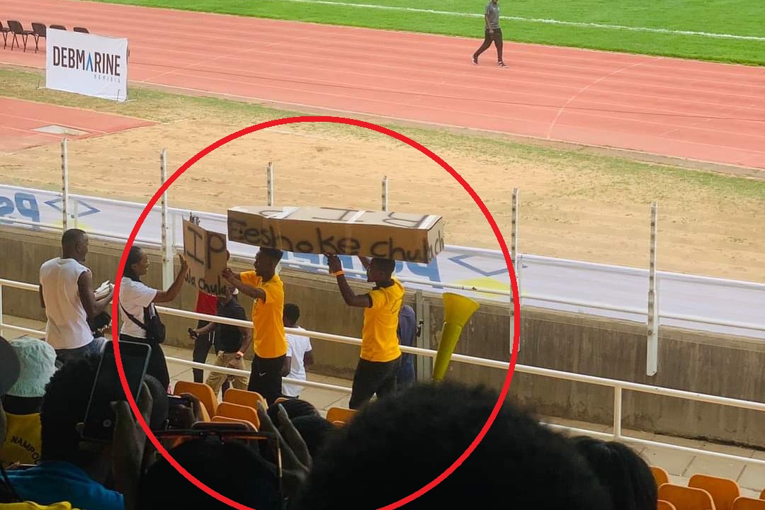 Kibice przynieśli na stadion... trumnę. Zaskakujące sceny podczas ligowego spotkania [WIDEO]