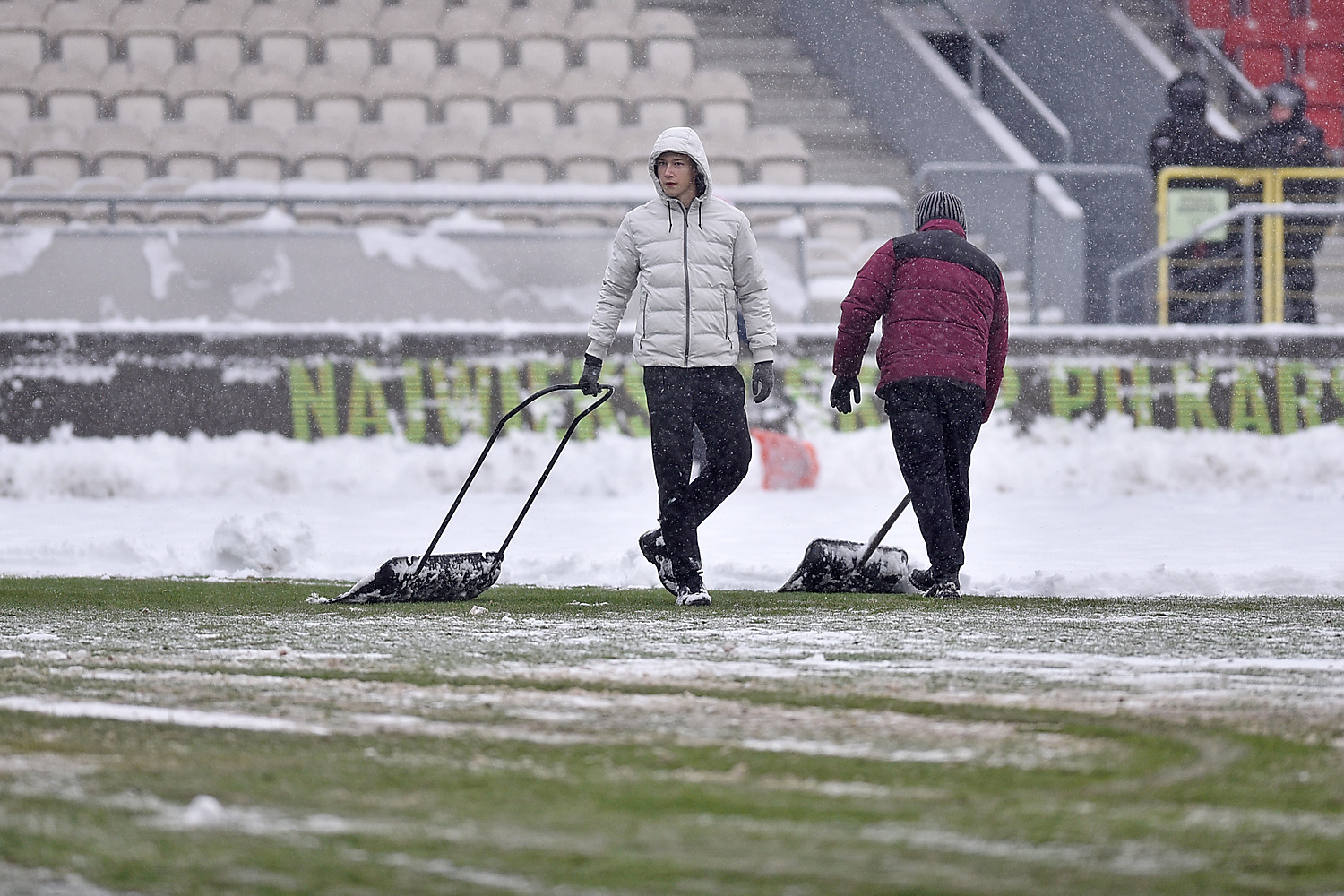 Zima zaskoczyła ligowców. Kibice ruszyli na pomoc Cracovii [ZDJĘCIA]