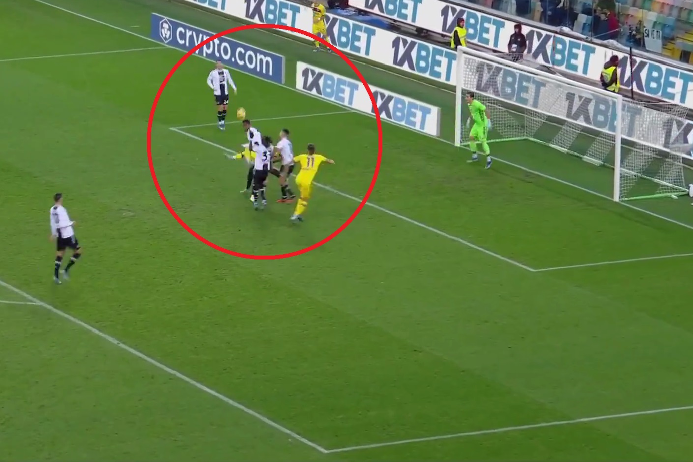 Bramka miesiąca w Serie A? Niezwykłe uderzenie przewrotką, huknął nie do obrony [WIDEO]