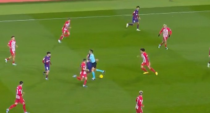 Sędzia zatrzymał gracza FC Barcelony w trakcie akcji! Kuriozalna sytuacja w hicie ligi hiszpańskiej [WIDEO]