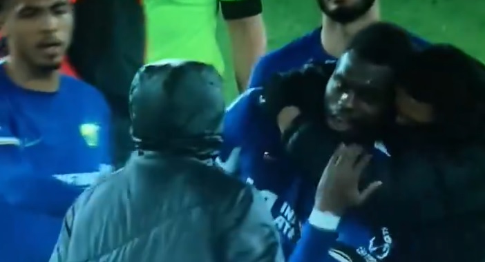 Piłkarz wściekł się na świętujących przeciwników. Nieoczekiwana szarpanina po meczu Chelsea [WIDEO]