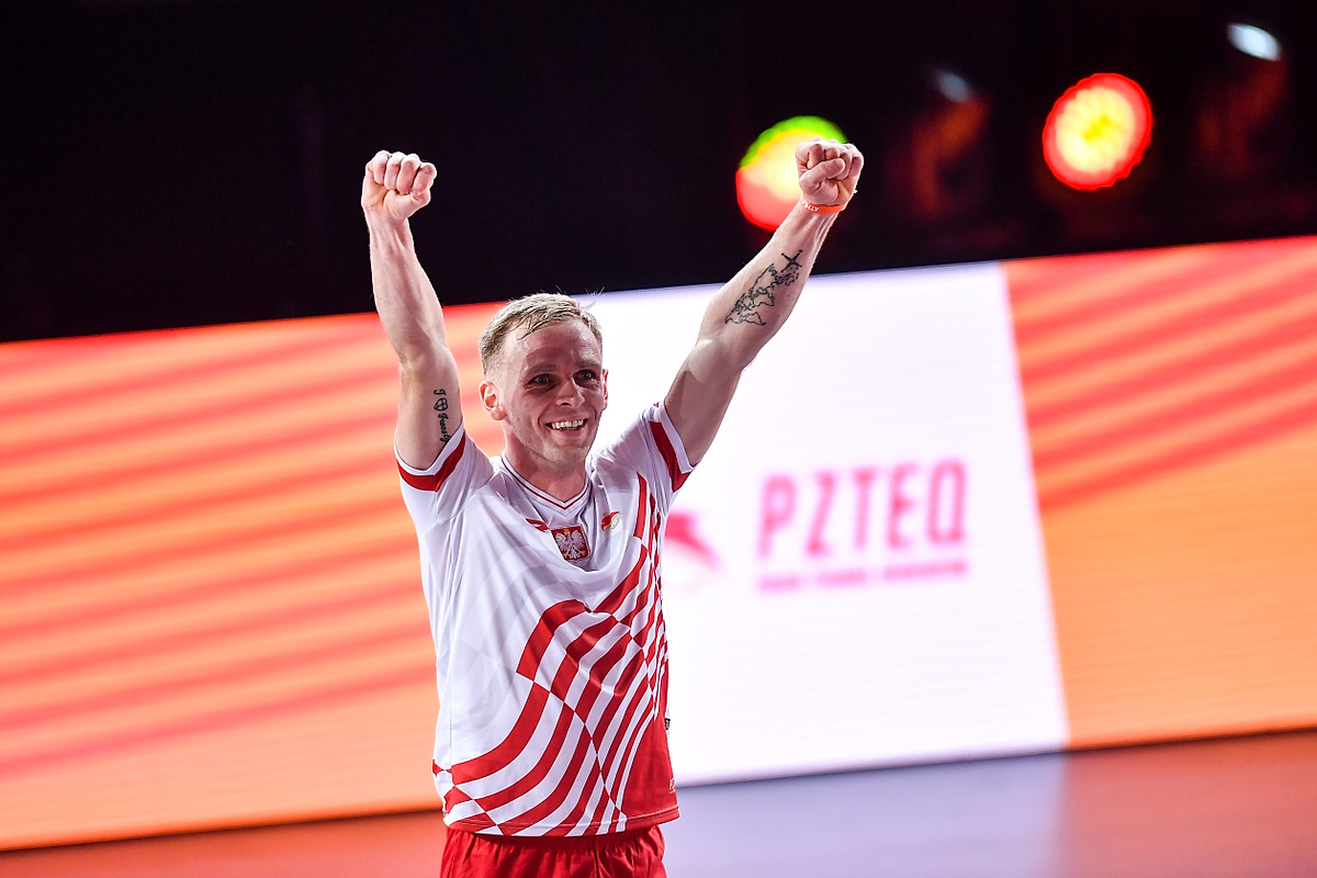 Polak sięgnął po złoto na mistrzostwach świata! Trofeum wręczyła mu legenda futbolu