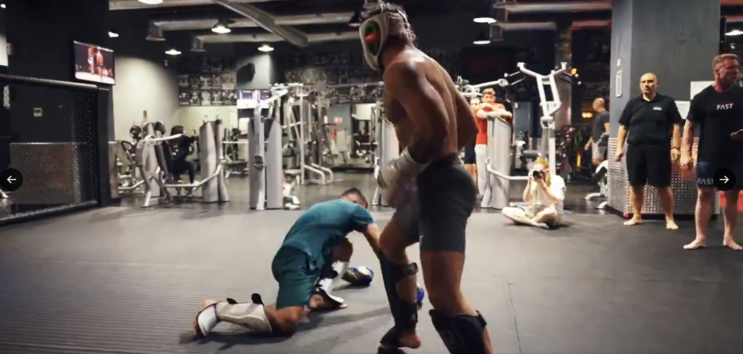 McGregor bez taryfy ulgowej dla klubowych kolegów. Irlandczyk posłał sparingpartnera na deski [WIDEO]