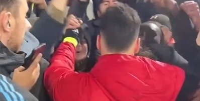 Piękne sceny po meczu Arsenalu. Piłkarz świętował razem z ojcem wśród kibiców "Kanonierów" [WIDEO]