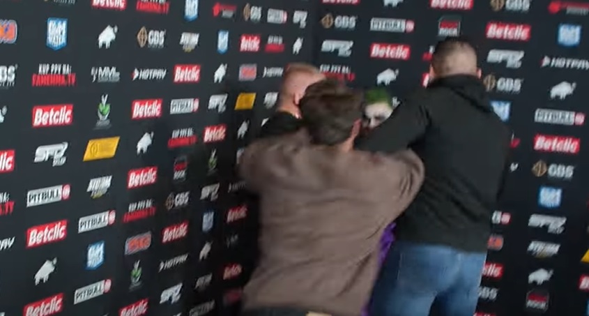 Zawodnik Fame MMA przerywa wywiad i rzuca się na rywala. Kolejna awantura przed galą [WIDEO]
