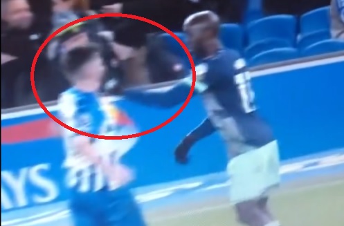 Uderzył rywala w twarz, dograł spotkanie do końca. Sędziowski skandal w Premier League [WIDEO]