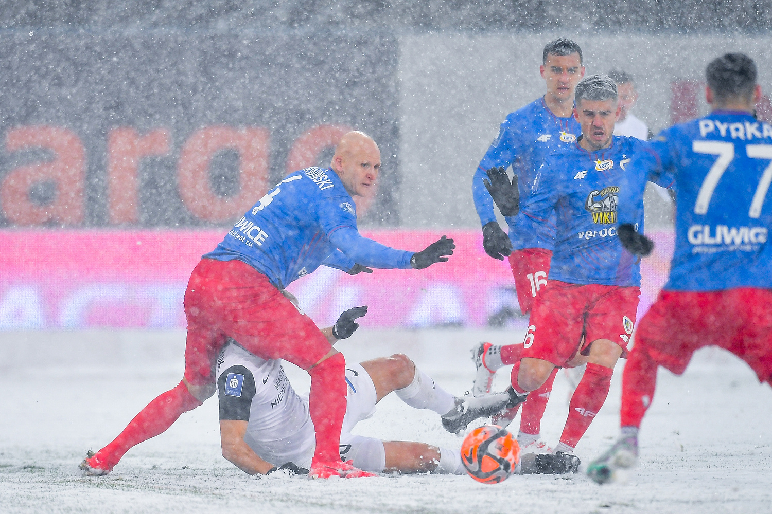 Piast Gliwice zdobył cztery bramki po strzałach głową! Trzecioligowiec postraszył faworyta w PP
