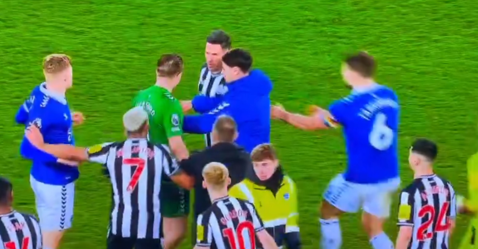 Ogromna awantura podczas meczu Premier League. Doszło do szarpaniny z udziałem kilkunastu piłkarzy [WIDEO]