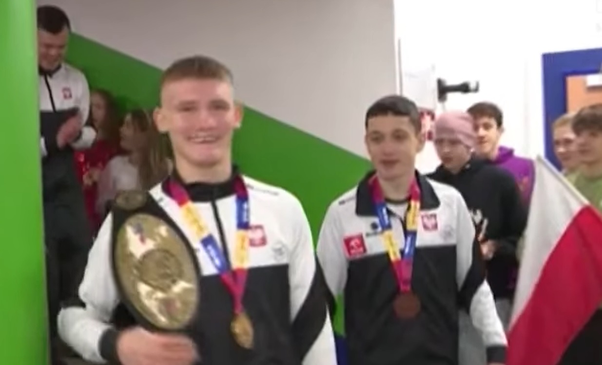 Polak mistrzem świata w boksie. Tak przywitano go w szkole [WIDEO]