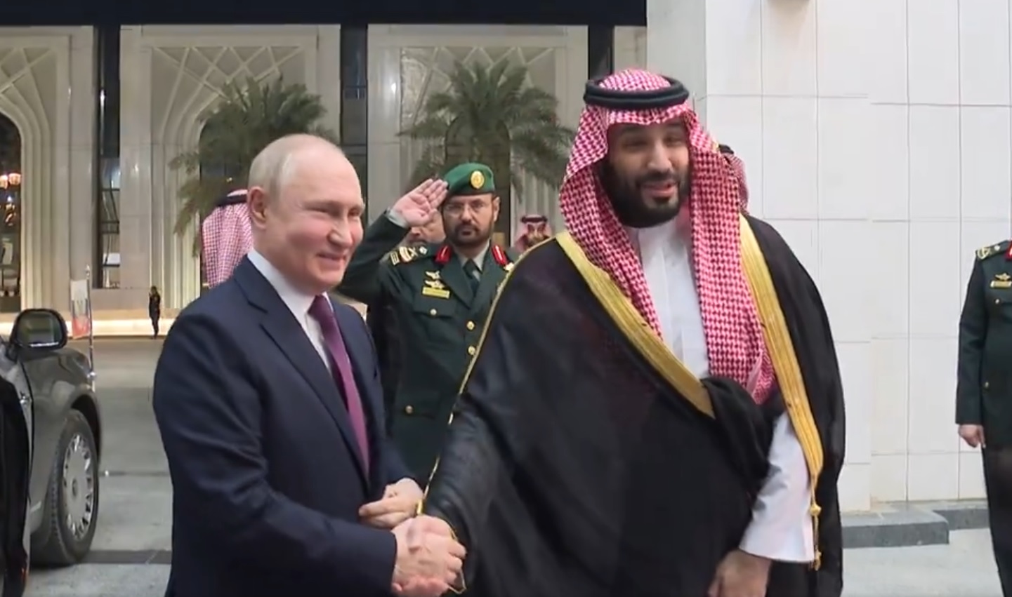Putin obściskiwał się z właścicielem Newcastle United. Polski sponsor klubu się tłumaczy [WIDEO]