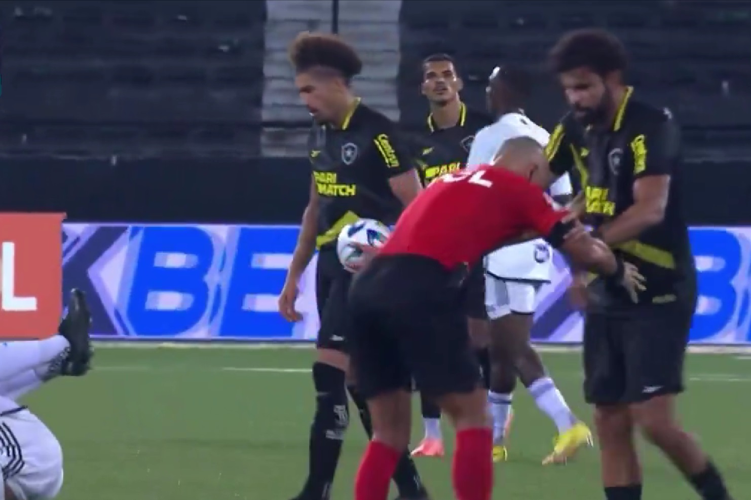 Diego Costa wdał się w zapasy z... sędzią. Szokujące zachowanie napastnika, kuriozalny powód [WIDEO]
